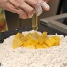 Añadir el huevo, el agua fría y la pizca de sal. Incorporar todos los ingredientes con las yemas de los dedos, comenzando por el centro, sin trabajar demasiado la mezcla.