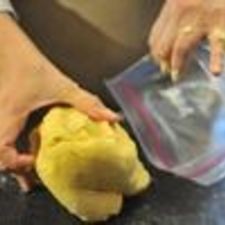 Formar una bola, envolver en plástico auto adherible y refrigerar al menos por 30 minutos.