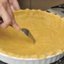 Picar un poco la base de la masa con un tenedor para que no se rompa al cocerse. Hornear a 350 °F (180 °C) durante 30 o 40 minutos hasta que se vea dorada.