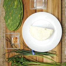 Ingredientes para receta 4 piezas de penca de nopal 300 gramos de queso panela 3 cucharadas de aceite de oliva 1/4 manojo de cebollín 5 ramas de cilantro 1/4 cucharita de chile seco en hojuelas sal al gusto pimienta negra molida al gusto S 13396 1475615183