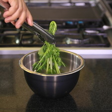 Desinfectar las ramas de cilantro en un tazón con agua y unas gotas de desinfectante por 5 minutos. S 13397 1475615004