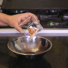 hojuelas de chile, sal y pimienta revolver bien con el batidor de globo hasta integrar todo. Reservar. S 13399 1475616095