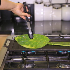 Calentar el comal y cuando esté bien caliente asar las pencas de nopal durante unos minutos por cada lado, o hasta que estén suaves. S 13400 1475614531