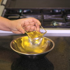 Colocar en un tazón el aceite de oliva. S 13401 1475616153