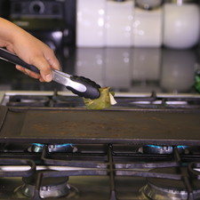 Colocar una vez más sobre el comal para asar ligeramente cada lado del rollito. S 13405 1475615042