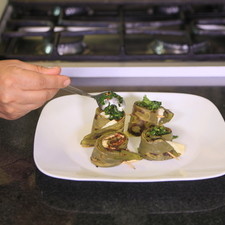 Colocar los rollitos de nopal en un platón y añadir encima el aderezo. S 13406 1475614696