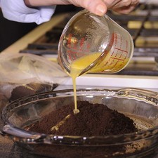Se muele la galleta se le agrega la mantequilla derretida. Se pone al fondo del refracatario y se mete al congelador.