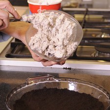 Se saca la nieve del congelador para que se haga suave y se rellena el pyrex.