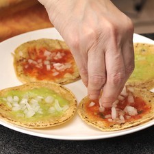Sobre esto un poco de cebolla picada y la carne deshebrada. S 1345 1475635926