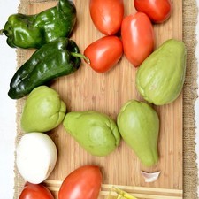 Ingredientes para receta 4 piezas de chayote 6 piezas de jitomate guaje 1/2 pieza de cebolla blanca 2 piezas de chile poblano 1 diente de ajo 2 cucharadas de aceite de oliva pimienta negra molida al gusto sal al gusto 1 pieza de bolsa de plástico