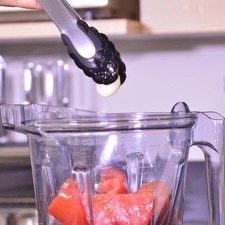 Colocar en el vaso de la licuadora los jitomates partidos en cuartos y el diente de ajo. Moler bien hasta obtener una mezcla homogénea. Reservar