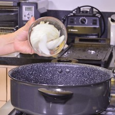 Calentar el aceite de oliva y sofreír la cebolla un par de minutos,