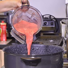 Añadir el jitomate molido, sazonar con sal y pimienta y continuar cociendo unos minutos más.