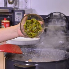 Agregar las rajas de chile poblano y continuar cociendo hasta que este cocido.