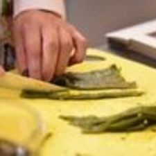 Cortar en rajas el chile poblano.