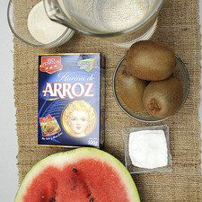 Ingredientes para receta 1/4 pieza de sandía 4 piezas de kiwi 4 cucharadas de harina de arroz tres estrellas Help 2 litros de agua azúcar blanca al gusto hielios al gusto Nuevo