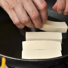 Freír el tofu en poquito aceite en un sartén antiadherente por unos 10 minutos, hasta que este doradito. Voltear y dorar otros 10 minutos. Evitar mover constantemente para que no se desbarate.