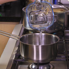 Agregar una taza de agua, dejar calentar moviendo constantemente hasta que hierva. Dejar enfriar.