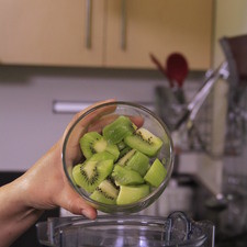 Agregar el kiwi picado en el vaso de la licuadora y moler bien.