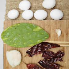 Ingredientes para receta 6 piezas de huevo 3 piezas de chile guajillo 1 diente de ajo 1/4 pieza de cebolla blanca 2 cucharadas de aceite de oliva 3 piezas de penca de nopal sal al gusto pimienta negra molida al gusto
