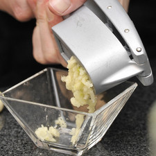 Cortar el pollo en cuadros medianos de 3 centímetros de lado, del tamaño de un bocado aproximadamente, cortar de la misma manera los pimientos retirando previamente las semillas y las venas para evitar que dejen un sabor amargo. Cortar y descartar las puntas de los ejotes, cortarlos en trozos de 3 a 5 centímetros de largo. Rebanar las cebollas de cambray incluyendo el bulbo blanco y dos centímetros de los rabos, machacar los tres dientes de ajo y el trozo de 2 centímetros de jengibre con la ayuda de un exprimidor de ajos, reservar. S 1351 1475635921