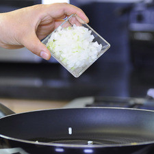 Calentar el aceite en el sartén añadir la cebolla y sofreír unos minutos.