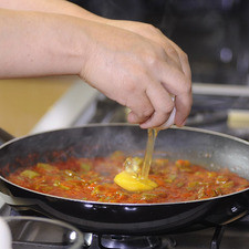 Agregar los huevos uno a uno sazonar con sal y pimienta y revolver de vez en cuando hasta que estén tiernos cuidando que no se recuezan.