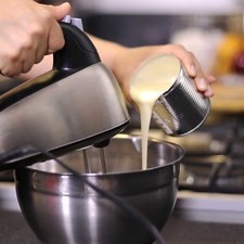 Batir el queso, agregar leche condensada y revolver hasta acremar. Agregar el jugo de limón.
