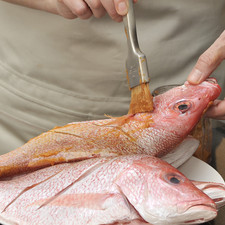 Untar bien los pescados con la mezcla y dejar marinar al menos 20 minutos. Se puede dejar marinando desde una noche anterior dentro del refrigerador.