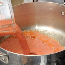 Calentar un poco de aceite en una sartén onda y sofreír la salsa de jitomate durante 3 a 5 minutos hasta que tome un tono rojo más intenso. Sazonar con sal.