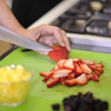 Cortar la fruta en rebanadas delgadas. S 13531 1475616076