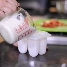 Agregar un poco de yogur en el molde de paletas, S 13532 1475616051