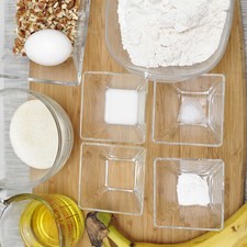 Ingredientes para receta 3 piezas de plátano 1/2 taza de aceite 1 pieza de huevo 1/2 cucharita de esencia de vainilla 1 taza de azúcar blanca 2 tazas de harina 1 cucharita de bicarbonato de sodio 1/4 cucharita de sal 2 cucharitas de leche 1 taza de nuez picada