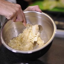 Agregar el azúcar, aceite, vainilla, leche, huevo y mezclar hasta integrar.