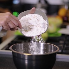 Agregar la harina, bicarbonato, sal y la mitad de taza de nuez, mezclar bien y