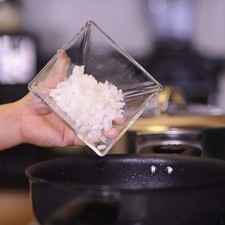 Sofreír en el mismo sartén la cebolla durante 5 minutos o hasta que esté transparente.