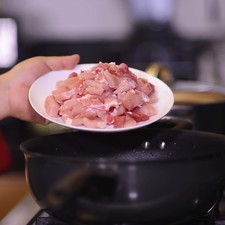 Agregar las chuletas picadas y sofreír hasta que comiencen a dorar.