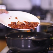 Añadir el tocino. Sazonar sal y tapar. Cocer a fuego lento hasta que la col este cocida.