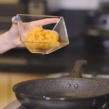 Agregar la milanesa de pollo cortada en trocitos muy pequeños junto.