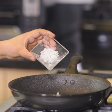 Preparar el relleno de arroz frito, sofreír el diente de ajo picado y una cucharada de cebolla picada durante un par de minutos.
