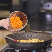 Agregar la zanahoria en trocitos pequeños, continuar cociendo mezclando con frecuencia hasta que el pollo se vea cocido.
