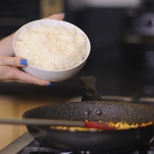 Añadir el arroz al vapor en el sárten junto con la mezcla..