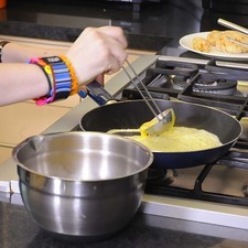 Agregar un cucharón de los huevos para formar una capa delgada y ladear el sartén para distribuir uniformemente. Dejar cocer hasta que se reseque un poco.