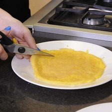 Retirar del sartén.Hacer 2 de éstos círculos de huevo para cada cara de Picachú.
