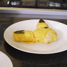 Cortar la hoja nori en triangulos, formar la sonrisa, para decorar la cara de pikachú