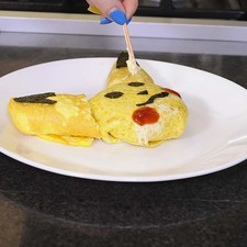Decorar el resto de la cara de pikachú, con la catsup y mayonesa.