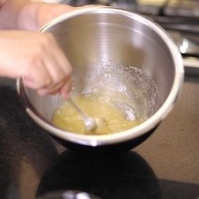 Precalentar el horno a 325F En un tazón revolver el aceite de coco, azúcar y huevo , agregar la avena, integrar bien, agregar el coco.