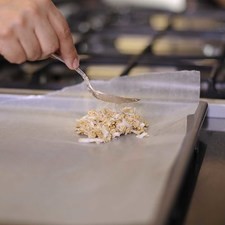 En una charola para galletas con papel encerado poner 2 cucharadas de la mezcla y acomodar hasta llenar la charola. Hornear durante 12 minutos.