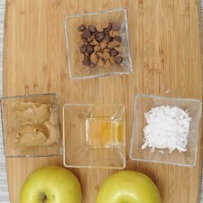 Ingredientes para receta 2 piezas de manzana 4 cucharadas de mantequilla de cacahuate 1 cucharada de miel coco rallado al gusto chispas de chocolate al gusto S 13592 1475616049