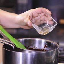 Derretir el chocolate a baño maría, agregar la vainilla,